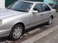 Używany Mercedes E230 150 KM (110 kW) 1996 Srebrny Sedan/Limuzyna
