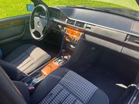 Używany Mercedes E230 132 KM (97 kW) 1992 Czarny Sedan/Limuzyna