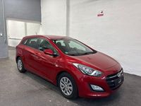 Gebraucht Hyundai i30 101 PS (74 kW) 2016 Rot Kombi