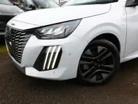 Neu Peugeot 208 Allure 101 PS (74 kW) 2025 Grau (selenium grau metallic) Kleinwagen