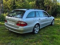 Usado Mercedes E220 Elegance 150 CV (110 kW) 2003 Plateado Berlina