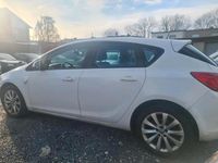 Gebraucht Opel Astra 87 PS (63 kW) 2013 Weiß Limousine