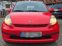 gebraucht Daihatsu Sirion 1.3 Liter - rot - 8-fach bereift - DAB/BT/FSE