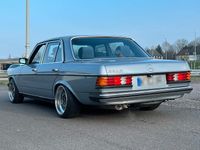Gebraucht Mercedes E230 136 PS (100 kW) 1984 Blau Limousine