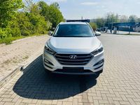 Gebraucht Hyundai Tucson Intro Edition 177 PS (130 kW) 2016 Silber SUV