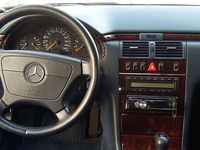 Gebraucht Mercedes E240 170 PS (125 kW) 1999 Blau metallic Limousine
