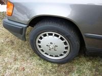 Gebraucht Mercedes 300 109 PS (80 kW) 1988 Grau Limousine