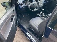 Gebraucht Ford Fiesta Ambiente 60 PS (44 kW) 2006 Blau Kleinwagen
