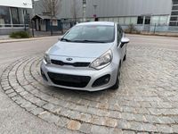 Gebraucht Kia Rio 105 PS (77 kW) 2015 Silber Limousine