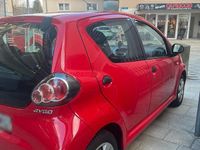 Gebraucht Toyota Aygo 68 PS (50 kW) 2013 Rot Kleinwagen