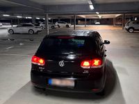 Gebraucht VW Golf VI 105 PS (77 kW) 2010 Schwarz Kleinwagen