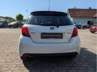 Gebraucht Toyota Yaris Hybrid Style 101 PS (74 kW) 2016 Montblancweiß/dach schwarz Limousine