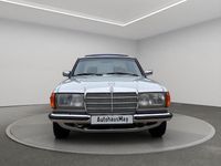Gebraucht Mercedes E230 136 PS (100 kW) 1983 Blau Limousine