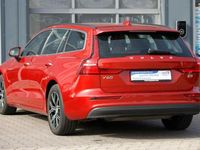 Gebraucht Volvo V60 Core 163 PS (119 kW) 2022 Fusion red metallic Kombi