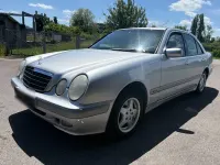 Gebraucht Mercedes E220 Classic 143 PS (105 kW) 2000 Silber Limousine