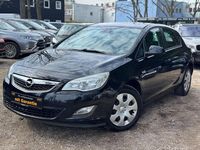 Używany Opel Astra 87 KM (63 kW) 2010 Czarny Sedan/Limuzyna