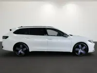 Gebraucht VW Passat R-line 150 PS (110 kW) 2024 (oryxweiß perlmutteffekt) Kombi