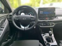 Gebraucht Hyundai i30 Advantage 120 PS (88 kW) 2024 Ecotronic grey / mic Limousine