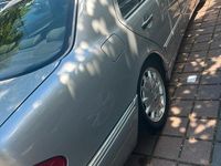 Używany Mercedes E280 142 KM (104 kW) 1997 Srebrny Sedan/Limuzyna