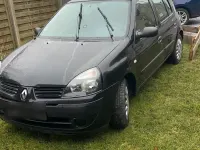 Używany Renault Clio II 75 KM (55 kW) 2004 Czarny Sedan/Limuzyna