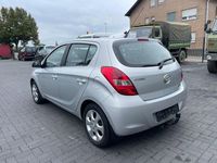 Gebraucht Hyundai i20 75 PS (55 kW) 2012 Silber Limousine