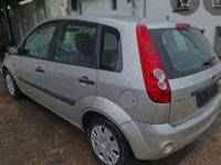 Gebraucht Ford Fiesta 70 PS (51 kW) 2010 Silber Kleinwagen