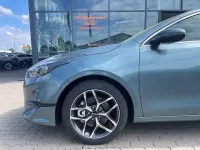 Neu Kia Ceed Spirit 140 PS (102 kW) 2025 (usg) yucca stahlgrau met. Kleinwagen