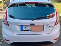 Gebraucht Ford Fiesta Ambiente 60 PS (44 kW) 2015 Weiß Kleinwagen