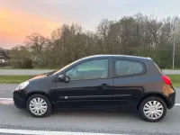 Używany Renault Clio II Expression 75 KM (55 kW) 2011 Czarny Sedan/Limuzyna