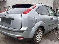 Gebraucht Ford Focus Trend 80 PS (58 kW) 2005 Cosmicsilber metallic Kleinwagen