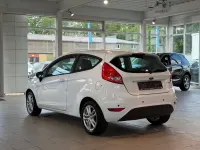 Gebraucht Ford Fiesta 60 PS (44 kW) 2012 Weiß Kleinwagen