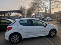 Gebraucht Peugeot 207 95 PS (69 kW) 2011 Weiß Kleinwagen