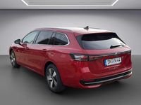 Gebraucht VW Passat Elegance 150 PS (110 kW) 2024 Rot / chilirot (metallic) Kombi