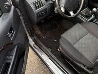 Usado Ford Mondeo Ambiente 125 CV (91 kW) 2006 Plateado Familiar