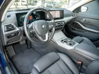 Gebraucht BMW 330 Sport Line 245 PS (180 kW) 2023 Phytonicblau metallic Kombi