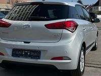 Gebraucht Hyundai i20 Passion 101 PS (74 kW) 2016 Silber Kleinwagen