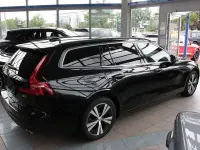 Gebraucht Volvo V60 Momentum 197 PS (144 kW) 2021 Schwarz Kombi