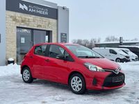 Gebraucht Toyota Yaris Basis 69 PS (50 kW) 2016 Rot Limousine