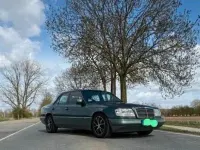 Używany Mercedes E220 150 KM (110 kW) 1993 Zielony Sedan/Limuzyna