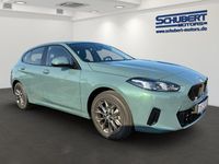 Neu BMW 116 122 PS (89 kW) 2026 Cape york grün metallic Kleinwagen