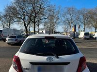 Gebraucht Toyota Yaris 69 PS (50 kW) 2012 Weiß Kleinwagen