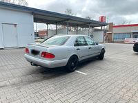 Gebraucht Mercedes E200 136 PS (100 kW) 1996 Silber Limousine