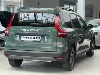 Neu Dacia Jogger Expression 141 PS (103 kW) 2025 Grün Van / Kleinbus