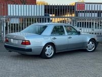 Używany Mercedes E500 320 KM (235 kW) 1993 Srebrny Sedan/Limuzyna