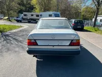 Używany Mercedes E300 179 KM (131 kW) 1990 Srebrny Sedan/Limuzyna