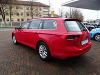 Gebraucht VW Passat 122 PS (89 kW) 2023 Rot Kombi