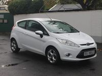 Gebraucht Ford Fiesta Titanium 82 PS (60 kW) 2010 Weiß Limousine