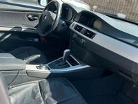 Gebraucht BMW 318 143 PS (105 kW) 2011 Grau Kombi