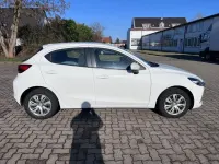 Używany Mazda 2 90 KM (66 kW) 2022 Biały Sedan/Limuzyna