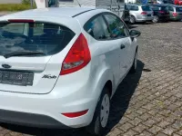 Gebraucht Ford Fiesta 60 PS (44 kW) 2012 Weiß Kleinwagen
